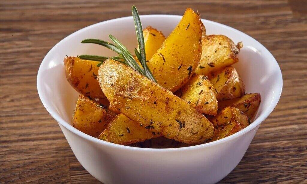 Пряная картошка. Картофельные дольки. Картофель по деревенски. Картошка дольками. Запеченные картофельные дольки.